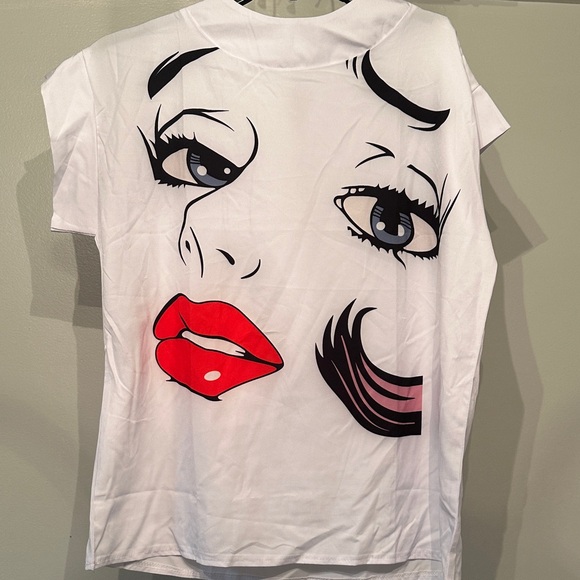 Tops - Graphic White T-Shirt with Red Lips Design